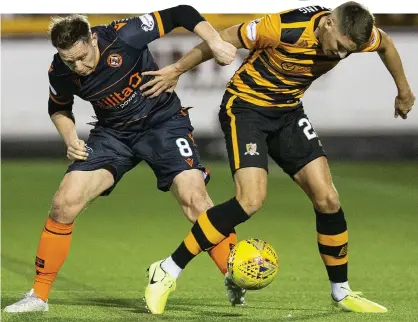  ??  ?? Getting to grips: United midfielder Peter Pawlett and Ben Stirling (right) battle for possession