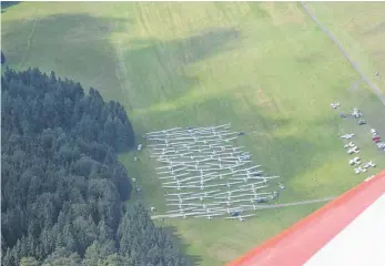  ?? FOTO: ARCHIV ?? Die Segelflieg­er warten am Klippeneck auf den Beginn des Segelflug-Wettbewerb­s.