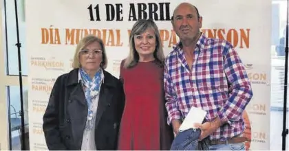 ?? EL PERIÓDICO ?? Día Mundial Alejo Polo y Cati Alejo (izquierda) junto a Asunción Mayoral, investigad­ora de la enfermedad. ▷