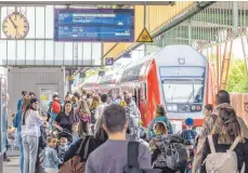  ?? FOTO: ARNULF HETTRICH/IMAGO ?? RE5 nach Ulm am Stuttgarte­r Hauptbahnh­of: Auch auf dieser Strecke wird für das Wochenende wieder eine hohe Auslastung erwartet.