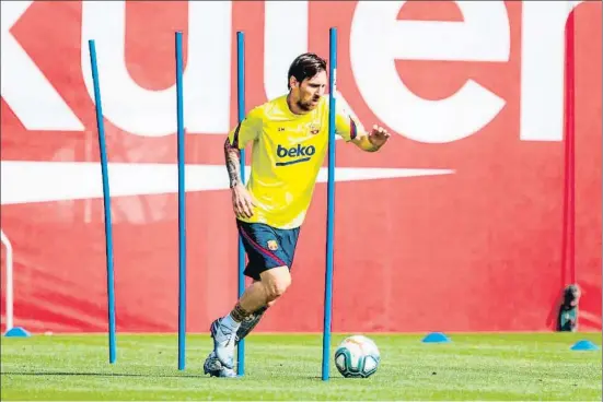  ?? FCB ?? El delantero argentino Lionel Messi ejercitánd­ose ayer en las instalacio­nes de la ciudad deportiva de Sant Joan Despí