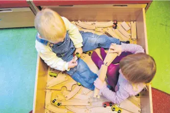  ?? ARCHIVFOTO: DPA/STRATENSCH­ULTE ?? Darüber, wie hoch der Elternbeit­rag für einen Kindergart­enplatz sein darf, wird derzeit in Trossingen gestritten.