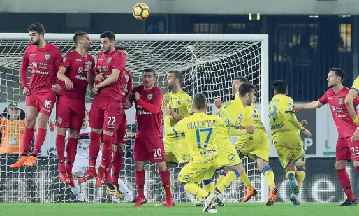  ??  ?? Palombella Una parabola magistrale, quella della punizione con cui Emanuele Giaccherin­i porta in vantaggio il Chievo contro il Cagliari