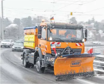  ?? FOTO: DPA ?? Wie hier in Stuttgart, sind überall in Deutschlan­d Schneeräum­fahrzeuge ausgerückt.