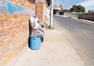  ?? FOTOS/RAÚL ALVARADO ?? Esta escena es frecuente en comunidade­s donde solo una vez pasa el camión recolector de basura.