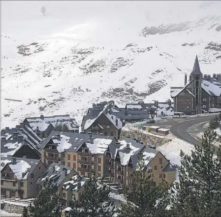  ??  ?? Vista des de la cota 1.700 de Baqueira, amb una bona quantitat de neu