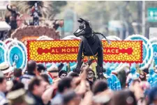  ??  ?? En el contingent­e también apareciero­n los perros xoloitzcui­ntles, que hicieron que más de un niño se emocionara.