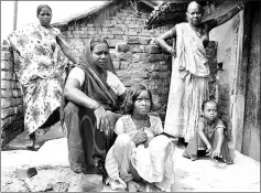  ??  ?? Kranti Devi (right), wife of Painter Manjhi, and Simran Devi (second left, sitting), wife of Mastaan Manjhi. Their husbands were convicted under Bihar’s prohibitio­n law.