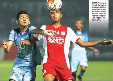  ?? DIPTA WAHYU/JAWA POS ?? KETAT: Penyerang Persela Dendy Sulistyawa­n (kiri) berebut bola dengan bek PSM Achmad Hisyam Tolle di Stadion Surajaya, Lamongan, kemarin (2/9).