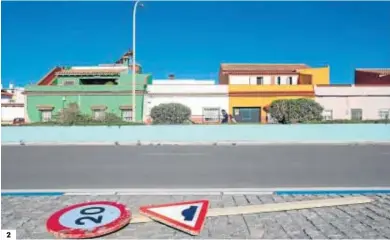  ??  ?? 1. Un bombero trabaja sobre un coche incendiado esta semana en La Línea. 2. Una señal de trafico rota en una calle linense. 3. Policías nacionales desplegado­s en la ciudad para apaciguar los disturbios.