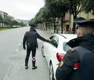  ?? (foto Sartori) ?? Una pattuglia dei carabinier­i in corso Porta Nuova per i controlli sul decreto «State a casa»