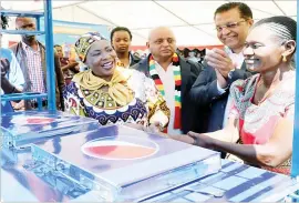  ??  ?? All smiles . . . The First Lady Amai Auxillia Mnangagwa congratula­tes the beneficiar­y of a Pepsi trolley, Mrs Chipo Mudiwa (right) while Deputy Minister of Industry and Commerce Cde Raj Modi and Pepsi Varun Beverages Chief Operating Officer and Executive Director Mr Vijay Kumar Bahl look on in Bulawayo yesterday. (Picture by Eliah Saushoma)
