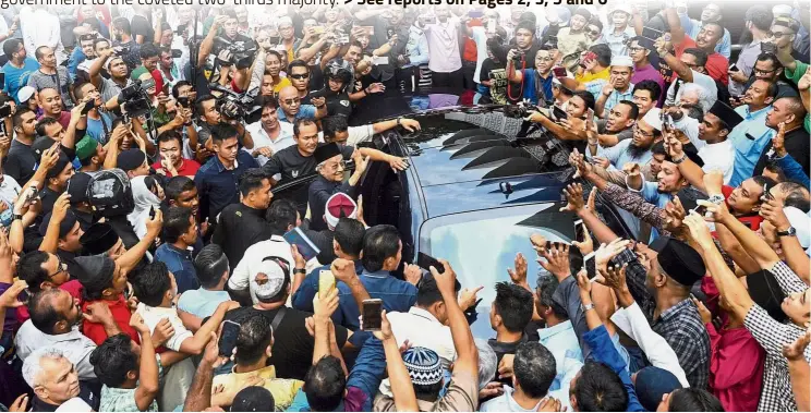  ?? — Bernama ?? Hero’s welcome: Prime Minister Tun Dr Mahathir Mohamad waving to the crowd at the National Mosque in Kuala Lumpur.