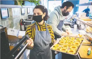  ?? PIERRE OBENDRAUF ?? Claudia Fancello and Sergio Conde have no shortage of treats at their Villeray wine bar Etna.