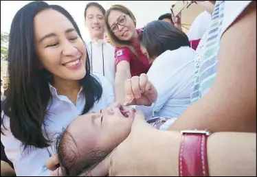  ?? MICHAEL VARCAS ?? Quezon City Mayor Joy Belmonte leads a mass vaccinatio­n activity at city hall as part of the Department of Health’s ‘Sabayang Patak Kontra Polio’ campaign yesterday.