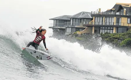  ?? Picture: KODY MCGREGOR ?? TOP PERFORMER: Nelson Mandela Bay’s Kirsty McGillivra­y surfs to the girls’ U18 title in the Billabong SA Junior Surfing Champs