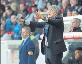  ?? FOTO: V. LLURBA ?? Enrique Martín, técnico del Nàstic, durante un partido de la presente temporada