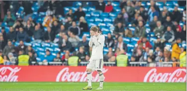  ?? FOTO: AP ?? Modric, desolado tras la derrota ante la Real Sociedad en un Bernabéu que desertó cuando Pardo anotó el definitivo 0-2