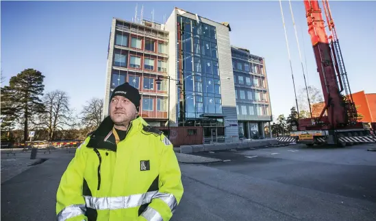  ?? Bild: Andreas Olsson ?? Christer Larsson, arbetschef på Serneke för området, berättade hur arbetet fortgår med att återställa taket på huset där bland annat Combitech huserar.