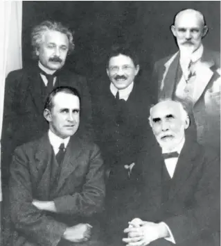  ?? AIP EMILIO SEGRE VISUAL ARCHIVES ?? Einstein poses with the European relativity theorists who spread the news of his theory to English-speaking scientists. Standing, left to right: Einstein, Paul Ehrenfest, Willem de Sitter; in front, Arthur Eddington and Hendrik Antoon Lorentz.