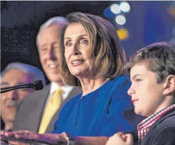  ?? FOTO: AFP ?? Nancy Pelosi von der Demokratis­chen Partei, hier mit einem ihrer Enkelsöhne in der Wahlnacht, könnte die Sprecherin („Speaker“) des Repräsenta­ntenhauses werden.