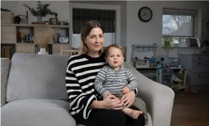  ?? Graeme Robertson/The Guardian ?? Kirsty Orton and her son, Fynn, have taken part in an experiment­al trial of targeted social communicat­ion therapy for babies. Photograph: