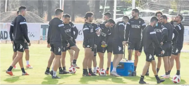  ?? JUAN AYALA ?? Los jugadores del Córdoba se refrescan durante un parón en la sesión de trabajo en la Ciudad Deportiva.