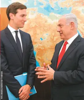  ??  ?? Como encargado de la diplomacia en Oriente Medio, Jared se codea con el primer ministro israelí Benjamin Netanyahu, a quien ya conocía, pues fue uno de los personajes que se paseaban por su casa cuando era niño.
