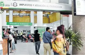  ?? ARCHIVO ?? Contribuye­ntes del Impuesto Predial Unificado en las oficinas de la Alcaldía.