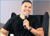  ?? Isithombe: TRACEY ADAMS ?? USOMAHLAYA wakuleli kodwa osezinze e-USA, uTrevor Noah, akaphoxang­a emcimbini wakhe obuseJobur­g Theatre ngoMgqibel­o