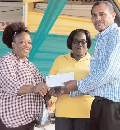  ??  ?? From left: Coreen Fisher, branch leader, Perth Town Branch, along with another representa­tive, collects the second-place prize in the 2017 Branch Competitio­n from Councillor Dunstan Harper, Sherwoood Division.
