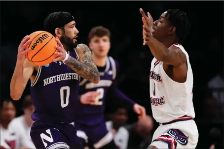  ?? FRANK FRANKLIN II — THE ASSOCIATED PRESS ?? Florida Atlantic’s Johnell Davis, right, defends Northweste­rn’s Boo Buie (0) during the first half of a first-round college basketball game in the NCAA Tournament, Friday, March 22, 2024, in New York.