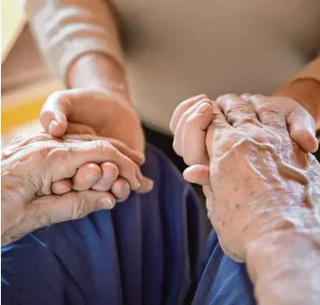  ?? Foto: Mascha Brichta, dpa ?? Manchmal reicht schon ein Händedruck, ein nettes Gespräch, Zeit für den anderen. Viele Senioren brauchen allerdings mehr Hilfe, sind etwa auf Essenslief­erungen angewiesen.
