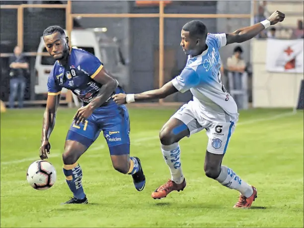  ?? Agencia api para el comercio ?? • Pedro Pablo Perlaza, lateral de Delfín, ante Leonel Quiñónez, el lateral izquierdo de Macará en el partido de Ligapro, en el estadio Jocay de Manta.