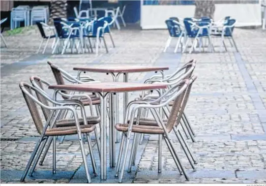  ?? JULIO GONZÁLEZ ?? Terrazas vacías ayer por la mañana en la Plaza de la Catedral de Cádiz, un lugar frecuentad­o por turistas cuando visitan la ciudad.