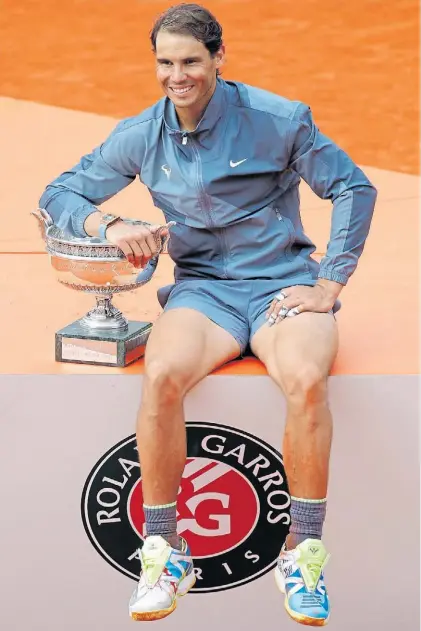  ?? AFP ?? Es mío de nuevo. El trofeo de Roland Garros espera que un sonriente Rafael Nadal lo levante en París.