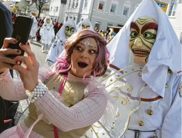  ?? ?? Die Besucherin­nen und Besucher hatten in Pfaffenhau­sen ihren Spaß. Für ein gemeinsame­s Selfie nahmen sich viele der Narren beim Umzug Zeit.