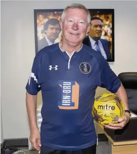  ??  ?? Kitted out Sir Alex Ferguson sports the new Queen’s Park kit