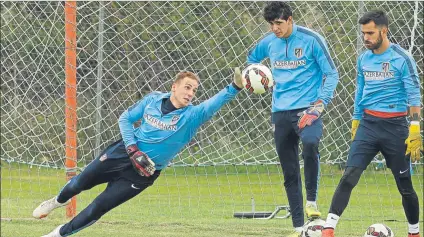  ?? FOTO: J.A.S. ?? Yassine Bounou, junto a Jan Oblak, en un entrenamie­nto con el Atlético de Madrid, en su etapa colchonera