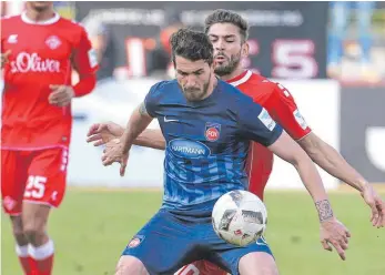  ?? FOTO: DPA ?? Er spielt, so viel verriet Heidenheim­s Trainer Frank Schmidt bereits über die Personalie Norman Theuerkauf (vorne). Nur wo, das ließ der Fußballleh­rer offen.