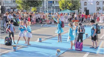  ?? FOTO: MICHAEL HOCHHEUSER ?? Zu den Models gehörten bei der „Langen Einkaufsna­cht“auch Spaichinge­r Kinder, die angesagte Schultasch­enModelle vorführten.