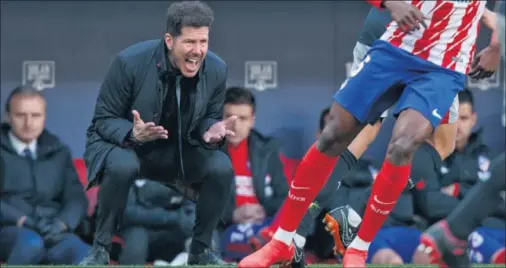  ??  ?? EN RACHA. Simeone da indicacion­es desde la banda a sus jugadores, que llevan cinco triunfos seguidos en Liga y persiguen al Barça.