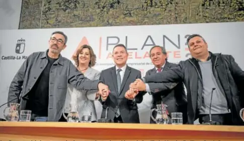  ?? //JCCM ?? Los firmantes del plan, ayer, se dan las manos junto al presidente de Castilla-La Mancha, Emiliano García-Page