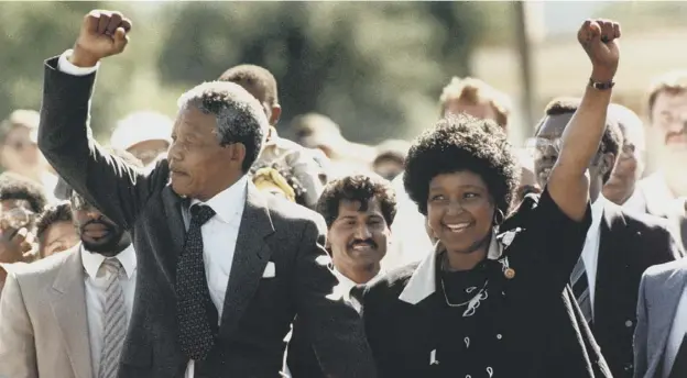  ??  ?? 0 Winnie Madikizela-mandela accompanie­s her then husband Nelson Mandela as walks free from prison in Cape Town in 1990 to spark the end of the line for apartheid