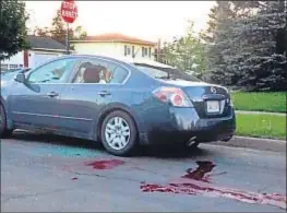  ?? DANIEL STEVENS / AP ?? Sangre e impactos en un automóvil en la escena del crimen