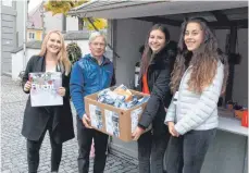  ?? FOTO: SUSI WEBER ?? Gemeinsam mit Berthold Bungard sammelten (von links) Antonia Klein, Alisa Dieing und Sarah Buhl von der KJG Wangen und Mitstreite­rn aus den Reihen der St. Martin Ministrant­en und der KSJ am Samstag mehr als 160 Alt-Handys.