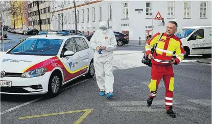  ??  ?? Es kann schon eine Weile dauern, bis die Tester erscheinen, wenn man die Hotline anruft