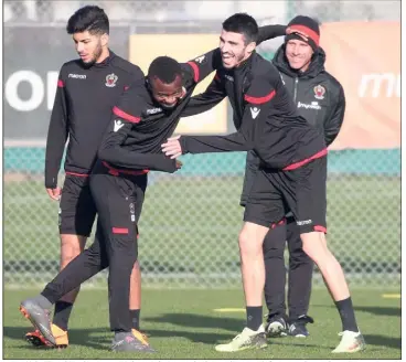  ?? (Photo F. Fernandes) ?? Jean-Michaël Seri et Pierre Lees-Melou espèrent garder le sourire, ce soir face au Lokomotiv.