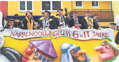  ?? FOTO: PRIVAT ?? Björn Clemens (Mitte, über dem „U“) steht 2019 auf dem Rosenmonta­gswagen des „Narrencoll­egiums“.