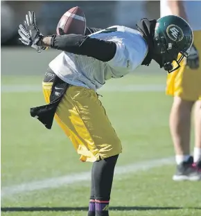  ?? JOHN LUCAS/EDMONTON JOURNAL ?? Edmonton Eskimos wide receiver Kenny Stafford practises making a tough catch during a team workout at Commonweal­th Stadium on Tuesday.